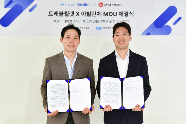 트래블월렛이 아발란체와 MOU를 체결했다. 트래블월렛 김형우 대표(왼쪽)와 아발란체 아시아 총괄 저스틴 김이 MOU 체결 후 기념촬영을 했다.