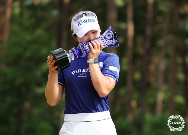 트로피에 입 맞추는 고지우 / KLPGA 제공