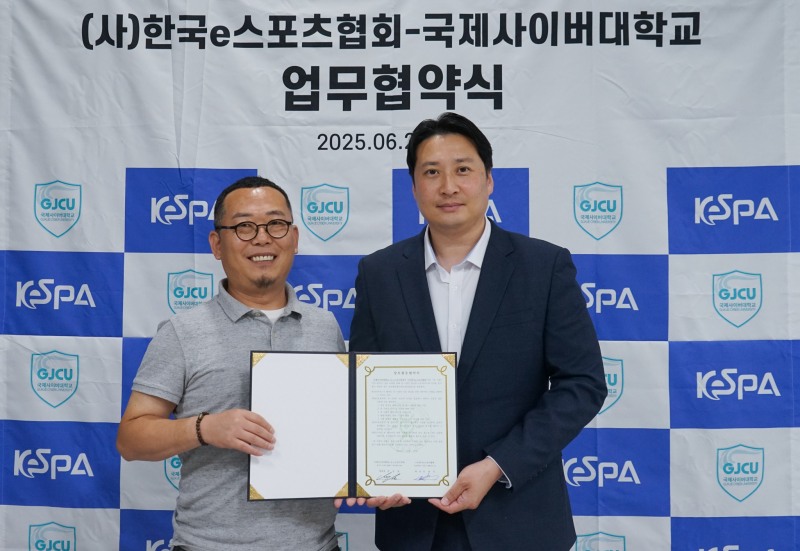 한국e스포츠협회 김철학 사무처장(왼쪽)과 국제사이버대 K-e스포츠학과 변성철 학과장(사진=협회 제공).