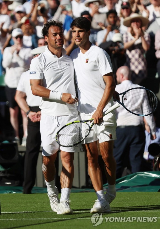 경기를 마친 후 포니니(왼쪽)와 포옹하는 알카라스. / 사진=연합뉴스