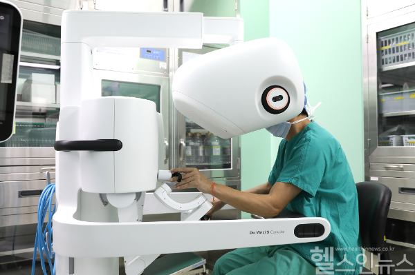 일산백병원은 국내에서 네 번째로 도입한 5세대 최신 로봇수술장비 ‘다빈치 5(Da Vinci 5)’를 활용, 3개월도 되지 않아 수술 100례를 달성했다. 이는 단일 장비 기준으로 전국 의료기관 중 최단기간 기록이라고 병원측은 설명했다. (일산백병원 제공)