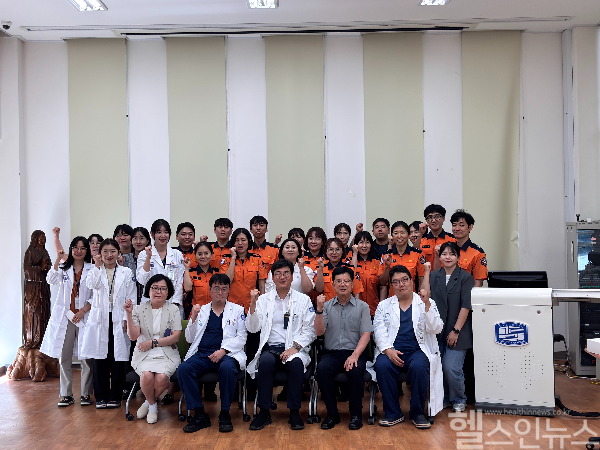 간담회 기념사진 앞줄 착석(좌측부터 3번째 조항주 센터장, 4번째 소방청 이상희 구급의료계장) (의정부성모병원 제공)