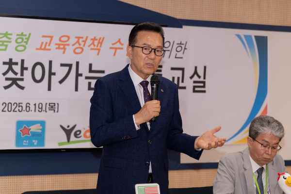 이재호 구청장이 학교로가는 소통교실을 진행하고 있다.