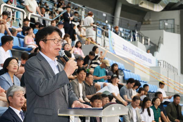 도성훈 교육감이 제9회 인천광역시교육감배 초등학생 수영대회 축사를 하고 있다.