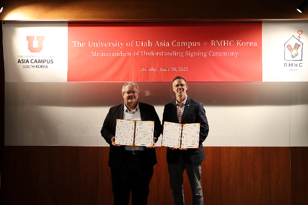 그레고리 힐 유타대학교 아시아캠퍼스 대표(오른쪽)와 제프리 존스 RMHC Korea 회장(왼쪽)이 지난 30일, 양해각서 체결 후 기념촬영을 하고 있다.