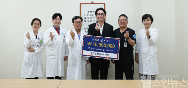 (왼쪽부터) 안효원·박기호 경희대치과병원 교정과 교수, 김형섭 기획진료부원장·주홍국 대표원장, 김성훈·김경아 교정과 교수 순 (경희대치과병원 제공)