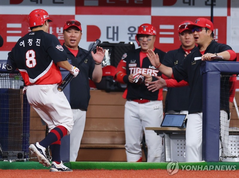 KIA 이창진이 솔로포를 쳐낸 뒤 이범호 감독을 비롯한 코치진의 축하를 받고 있다. / 사진=연합뉴스