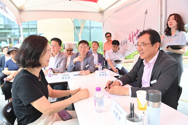 위례 스타필드 앞에서 이동시장실 운영