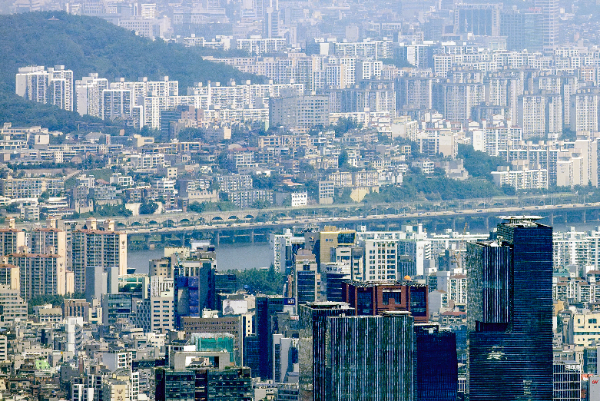 재건축·재개발 등 정비사업이 활발해지면서 수주 경쟁에 참여한 건설사에 대한 과거 전력에 관심이 쏠리고 있다. 사진은 서울 아파트 단지 전경으로 본기사와 무관.