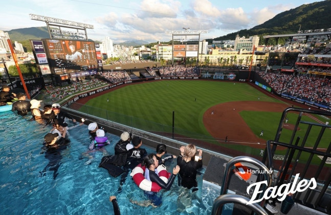 1일 시범 운영을 시작한 대전 한화생명 볼파크 내 인피니티 풀. / 한화 이글스 제공