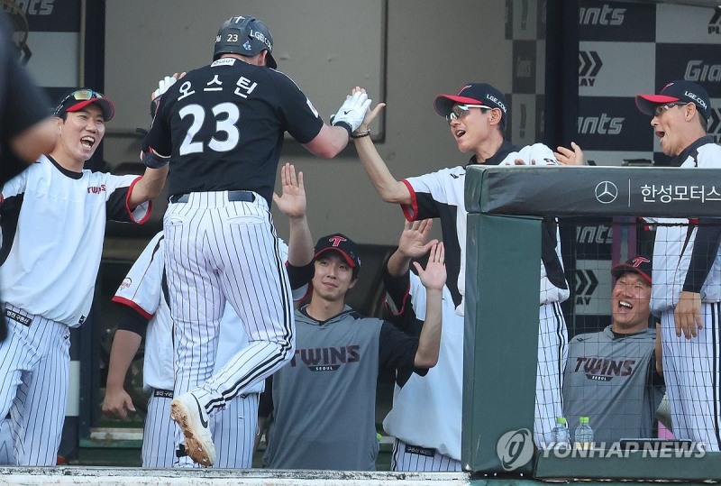 2점 홈런 치고 축하받는 오스틴 / 사진=연합뉴스