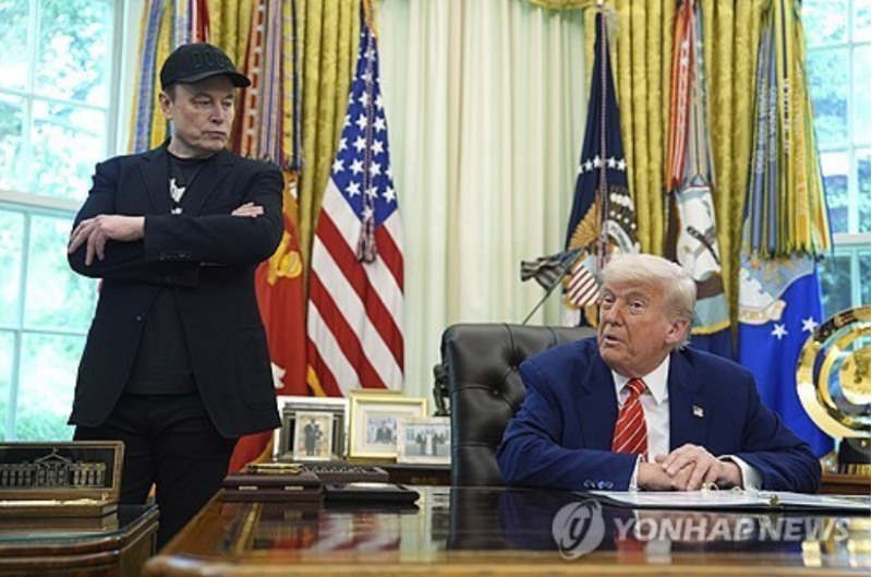 트럼프 대통령과 일론 머스크 CEO가 감세법안을 둘러싸고 불화가 재점화되면서 테슬라 주가에 악영향을 미치고 있다. 사진=로이터통신, 연합뉴스