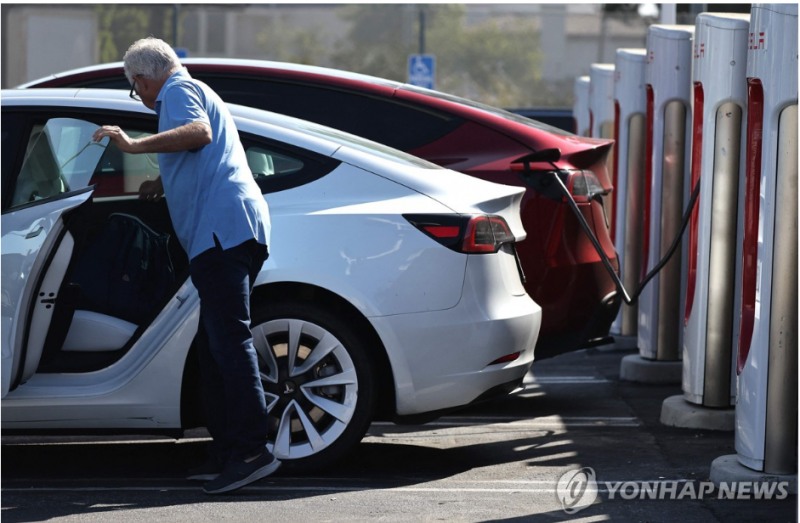 1일(현지시간) 미국 상원을 통과한 감세법안이 하원을 거쳐 그대로 발효할 경우 오는 10월부터 전기차의 구매자에 주는 최대 7500달러의 세액공제가 없어진다. 사진= 테슬라 전기 충전소 AFP, 연합뉴스