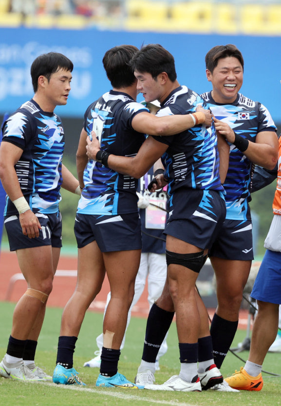 한국 럭비 대표선수들이 경기 후 서로 격려하고 있다.