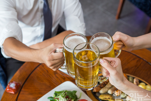 무더운 여름 밤, 시원한 맥주가 통풍 위험을 높일 수 있어 각별한 주의가 요구된다. (클립아트코리아)