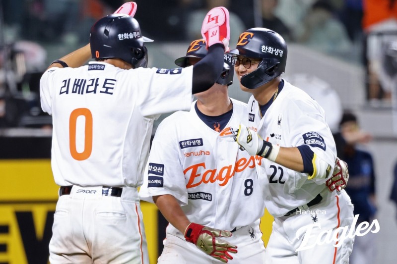 8회 3점 홈런을 치고 기뻐하는 한화 채은성(오른쪽) / 한화 이글스 제공