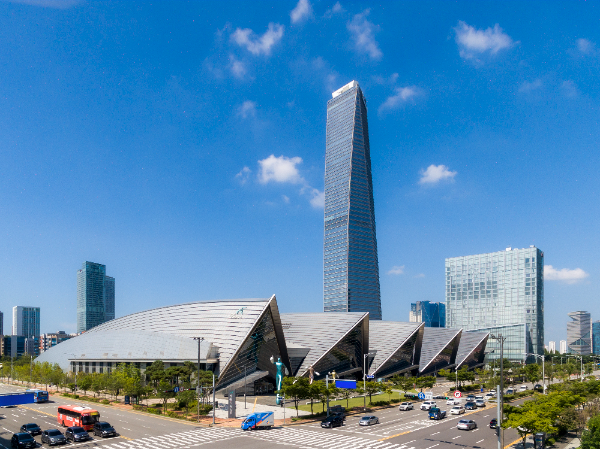 ‘2025년 APEC 인천회의’가 7월 말부터 송도국제도시 일원에서 개최된다. 주요 무대인 송도컨벤시아는 최대 1800명까지 수용 가능한 대회의실, 전시장 등을 갖추고 있다.