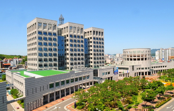 진주시가 장기요양서비스의 질적 향상과 안정적 운영을 위한 ‘장기요양기관 지정갱신제’ 심사를 본격 추진한다. (진주시 제공)