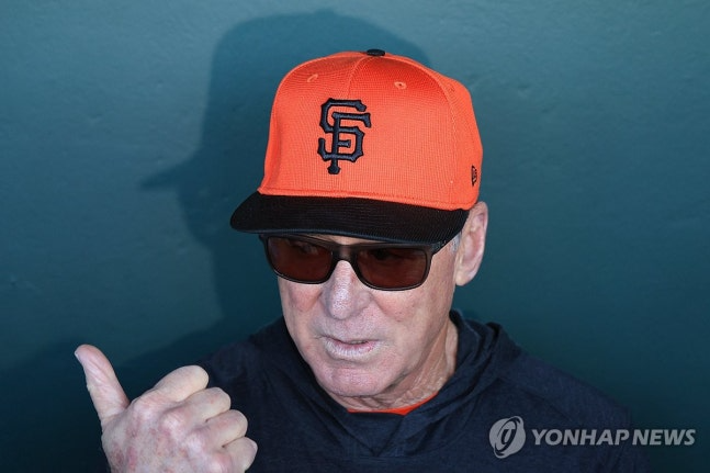 훈련에 앞서 인터뷰하는 밥 멜빈 샌프란시스코 자이언츠 감독 / 사진=연합뉴스