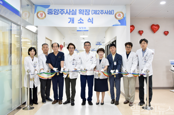 민정준 병원장(가운데)과 강호철 진료부원장 등 임직원들이 주사실 확장 개소식에서 테이프 커팅식을 하고 있다. (화순전남대학교병원 제공)