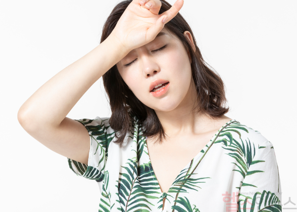 폭염 시 적절한 휴식과 수분 섭취로 온열질환을 예방하고, 증상 발생 시 신속한 응급조치가 필요하다. (클립아트코리아)