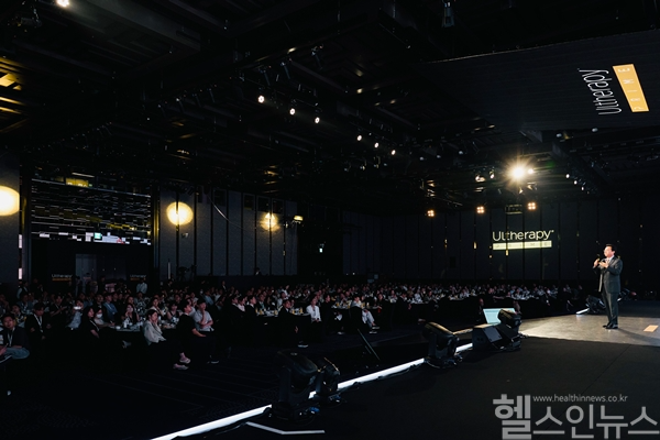 Dr. Je-young Park delivers a keynote lecture at the Ultherapy Prime Grand Launch Symposium hosted by Merz Aesthetics. (Image courtesy of Apkoo-Jung Oracle Dermatology Clinic)