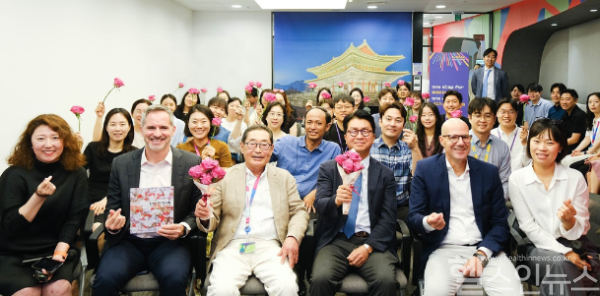 한국머크 헬스케어가 지난 1일 개최한 ‘As One for Patients’ 사내 토크 콘서트에서 머크 직원들과 연사들이 다함께 장미꽃을 들고 ‘환자를 향한 선제적인 치료(Patient-directed treatment)’의 가치를 외치고 있다. (한국머크 제공)