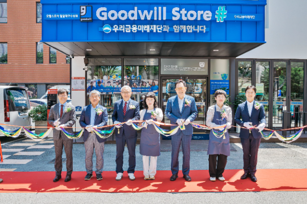 (왼쪽부터) 굿윌스토어 밀알수성점 신경종 원장, 굿윌스토어 밀알도봉점 박정열 원장, 밀알복지재단 굿윌부문 한상욱 부문장, 우리금융미래재단 장광익 사무국장이 굿윌 밀알수성점 사원과 우리금융미래재단 관계자와 기념사진을 촬영하고 있다. ⓒ 우리금융