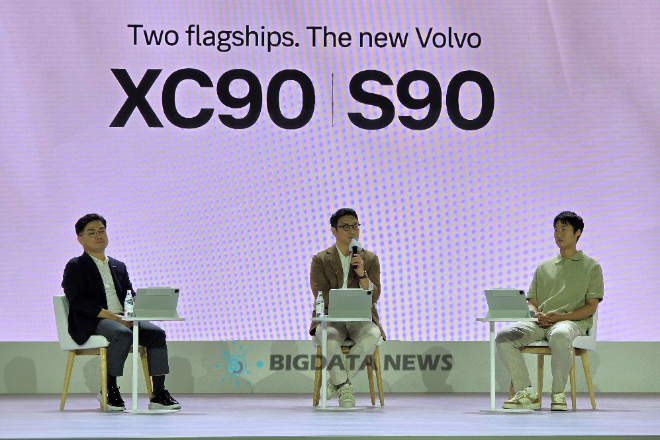 이윤모 볼보자동차코리아 대표이사(가운데)가 2일 서울 광진구 그랜드워커힐 서울에서 열린 볼보 XC90·S90 출시 행사에 참석해 기자들의 질문에 답하고 있다. =성상영 기자
