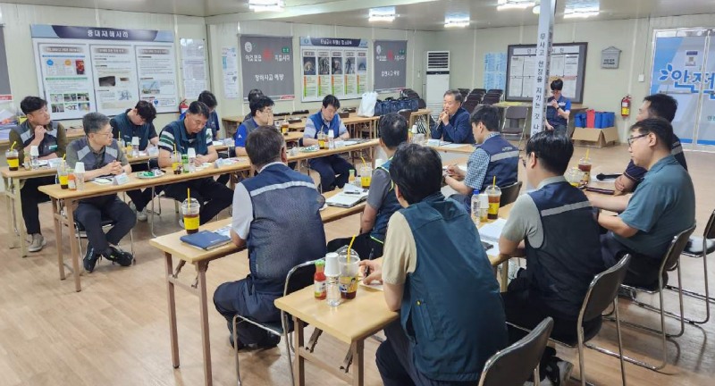 심우섭 안전보건공단 인천광역본부장(가운데)은 2일 금호건설이 시공 중인 서울도시철도 7호선 청라국제도시 연장 1공구 고속철도 건설현장을 찾아 현장경영을 실시했다./안전보건공단 인천광역본부