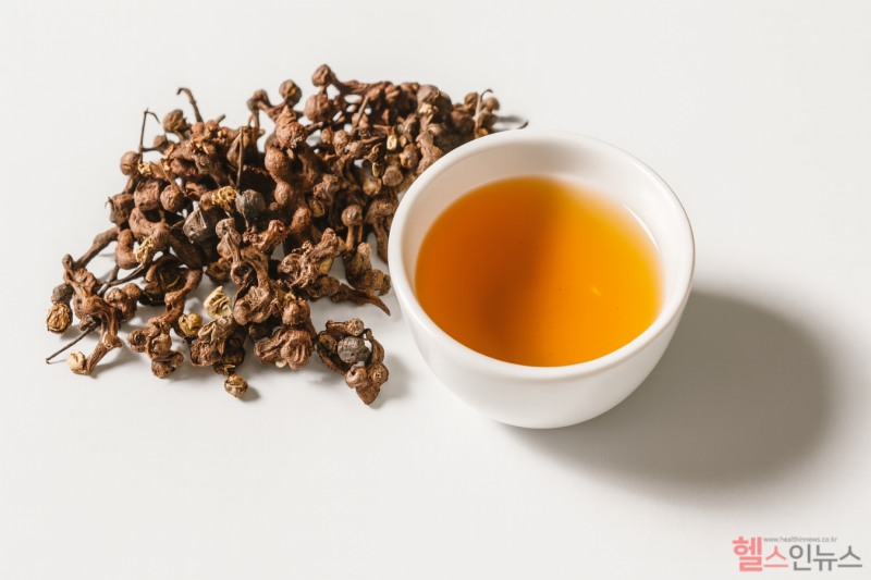 헛개차를 연하게 끓이면 투명하고 맑은 호밧빛의 색깔을, 진하게 오래 우릴수록 붉고 짙은 색을 볼 수 있다. (이미지 디자인 =GDH AI Design Team )