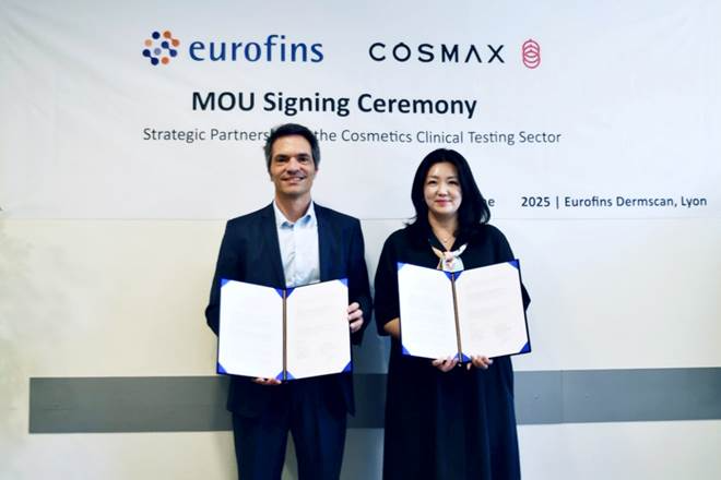 (지난달 18일 프랑스 리옹에서 열린 코스맥스와 유로핀즈의 전략적 파트너십 체결식에서얀 어거스틴 유로핀즈 화장품부문 유럽총괄(왼쪽)과 박새롬 코스맥스 R&I센터 피부임상연구팀장이 기념사진을 찍고 있다.)