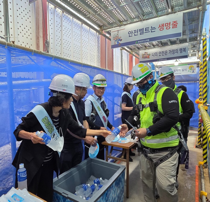 송민선 고용노동부 서울남부지청장(맨 왼쪽)이 건설현장 근로자에게 동아오츠카의 포카리스웨트를 나눠주고 있다./안전보건공단 서울남부지사
