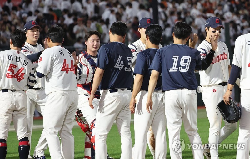 롯데 승리의 하이 파이브 / 사진=연합뉴스