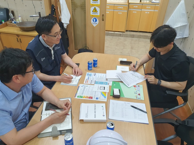 김종석 안전보건공단 강원동부지사장(가운데)이 2일 관내 사업장들을 대상으로 하절기 폭염 재해 예방을 위해 선제적 현장점검을 실시했다./안전보건공단 강원동부지사