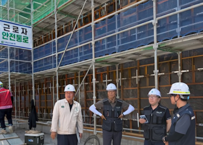 심연섭 안전보건공단 경남동부지사장(오른쪽 두번째)이 2일 경남 양산시 내 건설 현장을 방문해 온열질환 예방을 위한 현장점검을 실시하고 있다./안전보건공단 경남동부지사