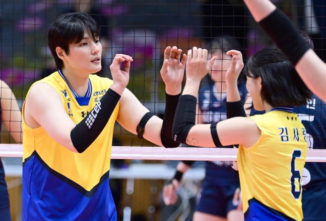 하이파이브하는 현대건설의 김희진(왼쪽) / 한국배구연맹 제공.