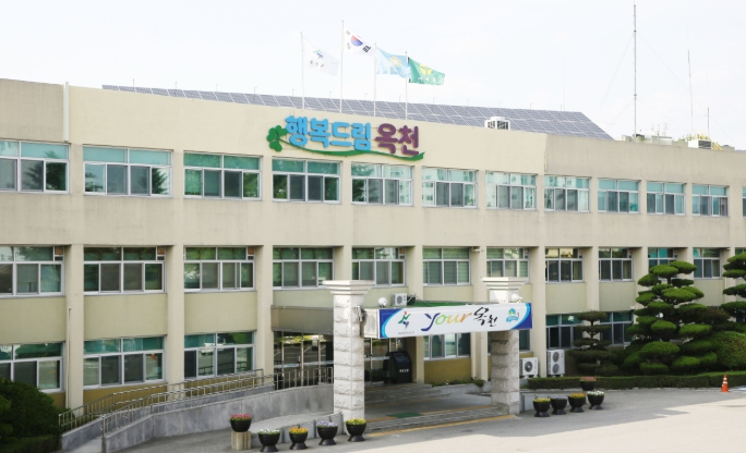 옥천군이 인구감소 대응과 양육 부담 완화를 위해 다태아 출산가정과 4자녀 가정을 대상으로 한 맞춤형 지원사업을 본격 추진한다. (옥천군 제공)