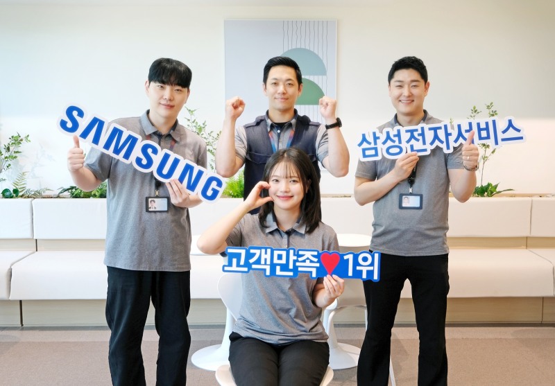 삼성전자서비스 임직원들이 고객 만족도 1위 선정 기념 촬영을 하는 모습./삼성전자서비스