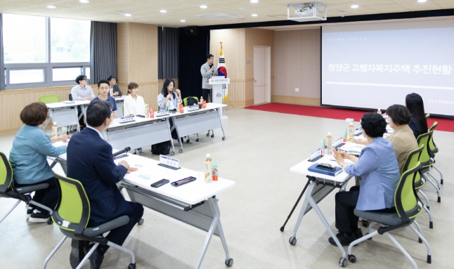 조국혁신당 정춘생 국회의원, 김돈곤 청양군수가 고령자복지주택의 추진현황에 대한 설명을 듣는 모습 (청양군 제공)