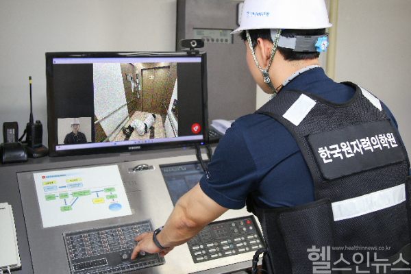 상황실에서 승강기 내부 환자의 응급상황을 파악하고 있는 모습 (연출된 상황임) (원자력병원 제공)