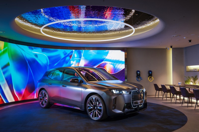 서울 중구 BMW 차징 허브 라운지에 전시된 뉴 iX M70 xDrive./BMW 코리아