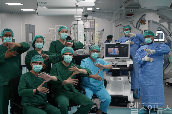 인도네시아 자카르타 국립병원인 RSCM(Dr. Cipto Mangunkusumo Hospital)에서 현지의 의료진들과 로엔서지컬 직원들이 신장결석 수술로봇 자메닉스 데모 도입 기념촬영을 하고 있다. (로엔서지컬 제공)