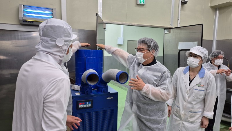 인천 소재 식료품 제조사업장의 이동식 에어컨 앞에서 김현중 이사장(오른쪽 세번째)이 사업장 관계자에게 온열질환 예방대책에 대해 설명하고 있다./안전보건공단