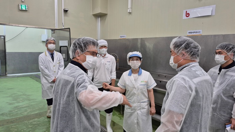 김현중 안전보건공단 이사장(왼쪽 두번째)이 현장 노동자로부터 여름철 작업의 어려움을 듣고 대책을 논의하고 있다./안전보건공단