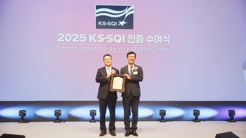 LG전자가 한국표준협회 주관 '2025 한국서비스품질지수(KS-SQI)' 가전제품 A/S부문에서 2년 연속 1위에 올랐다. 사진은 서울 소공동 롯데호텔에서 열린 '2025 KS-SQI 인증 수여식'에서 LG전자 고객가치혁신부문 정연채 부사장(좌측)이 문동민 한국표준협회장(우측)이 기념촬영을 하고 있는 모습. /LG전자