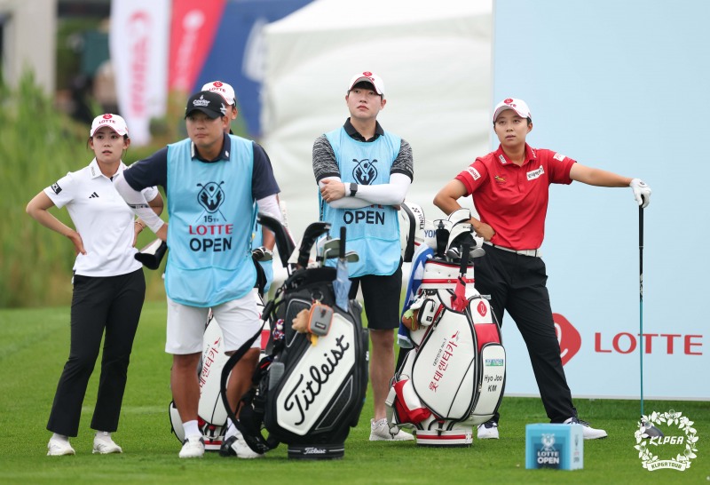 KLPGA 투어 롯데오픈 1라운드에서 동반 플레이를 한 황유민(왼쪽)과 김효주. /KLPGA