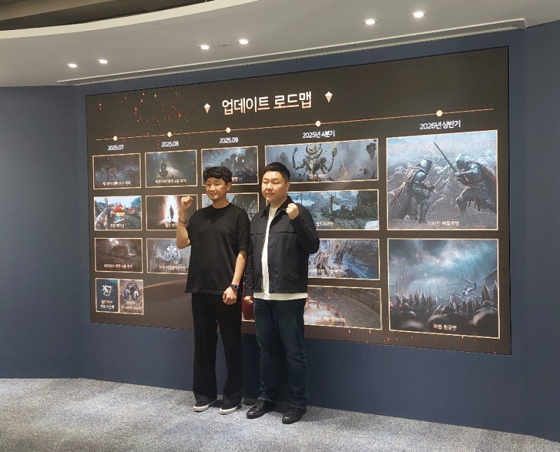 스마일게이트 한재영 이사(왼쪽)와 엔엑스쓰리게임즈 김효재 PD.