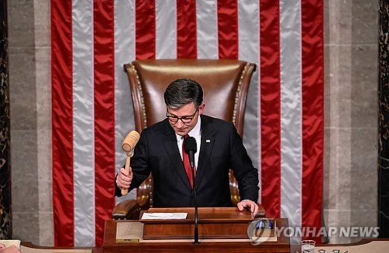 트럼프 감세법안 통과 선언하는 마이크 존슨 미 연방 하원의장. 사진=AFP, 연합뉴스