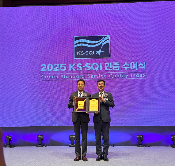 지난 3일 서울 롯데호텔에서 열린 2025 KS-SQI(한국서비스품질지수) 인증 수여식에서 DB손해보험 박권일 본부장(왼쪽)과 한국표준협회 문동민 회장이 기념촬영을 하고있다. ⓒ DB손해보험